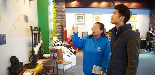 四川绵阳 青年志愿者助力家乡产品出川展览 会务会展服务展青春担当